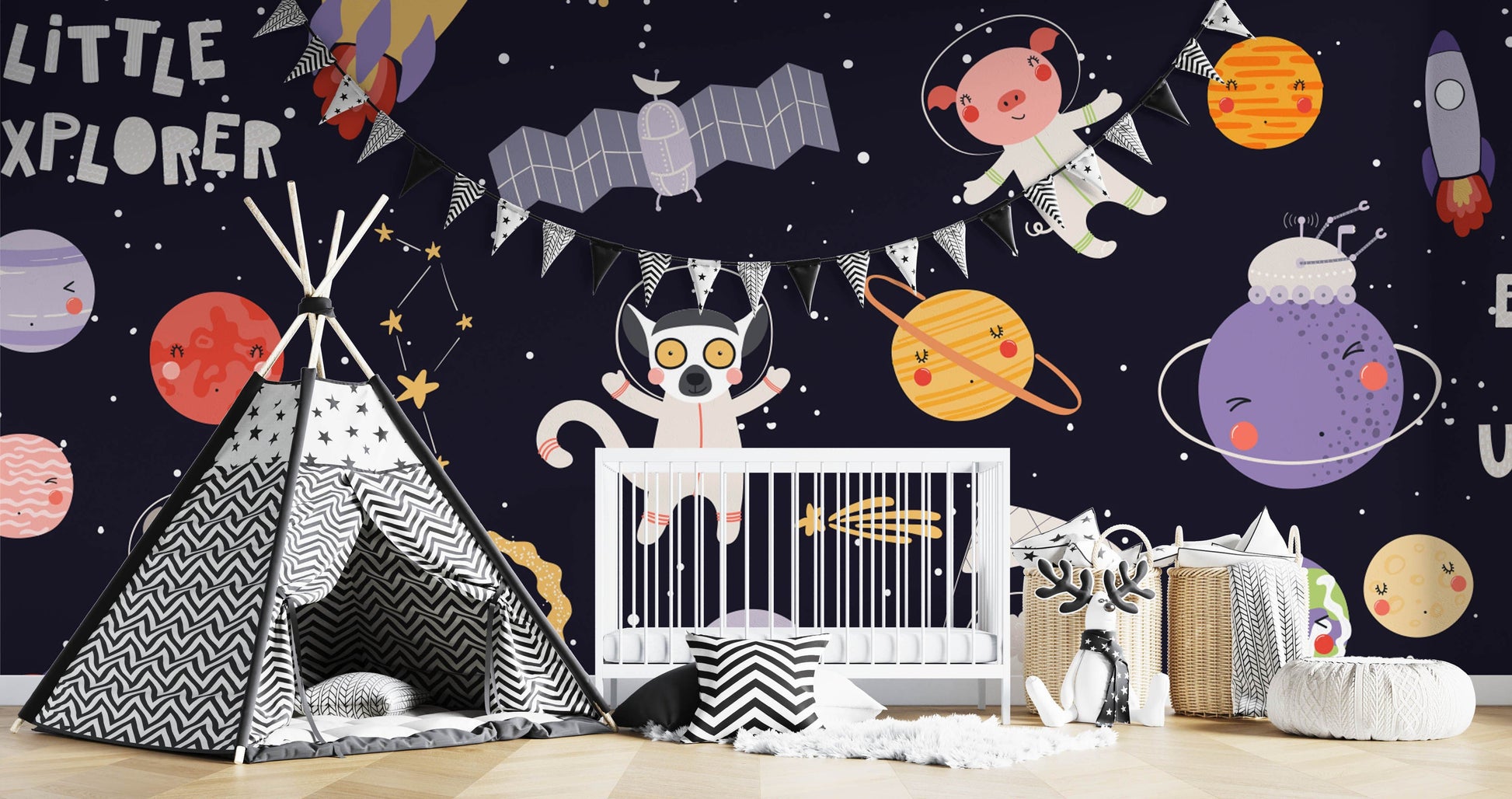 Photo d’une chambre d’enfant avec papier peint mural aventure spatiale, teepee noir et blanc, lit blanc et jouets