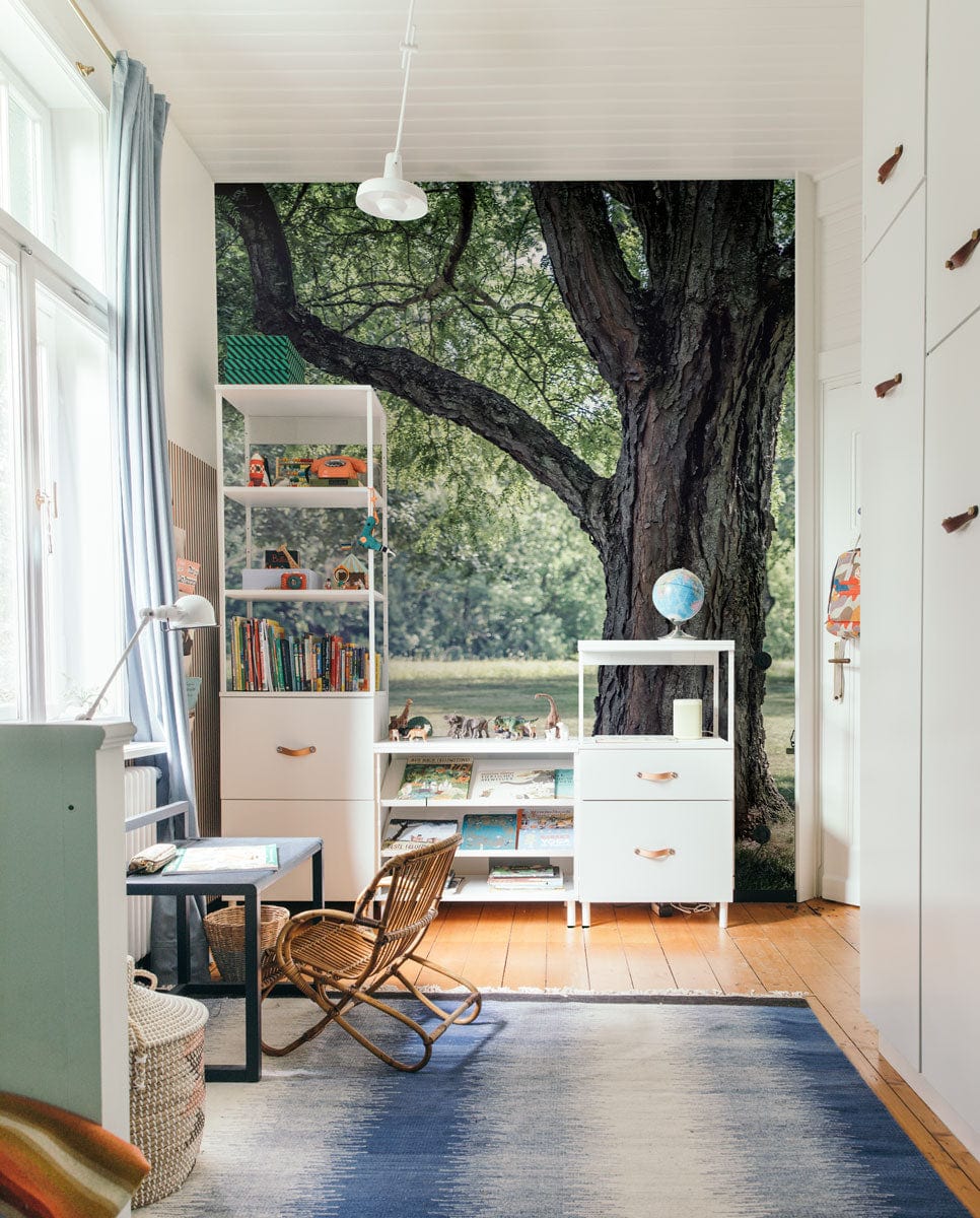 Papier peint mural Balançoire en forêt dans chambre d’enfant avec arbre et rangements blancs