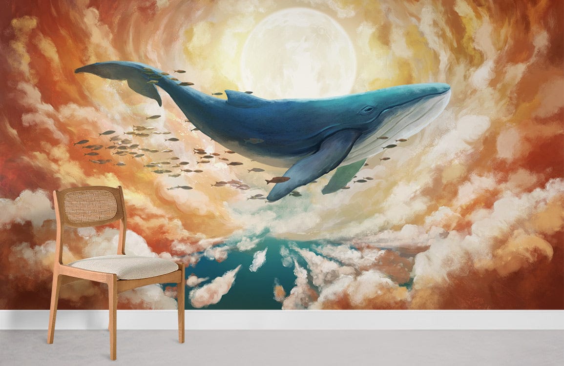Chaise en bois clair avec dossier en rotin et siège en tissu crème, idéal pour le mural baleine
