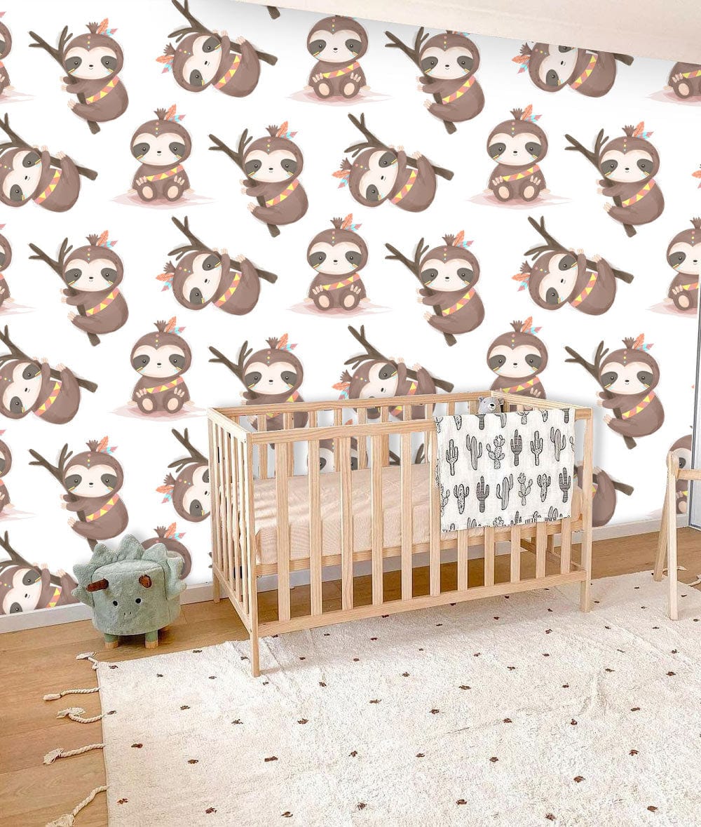 Crib en bois naturel avec linge rose et couverture cactus, idéal pour mural bébé paresseux