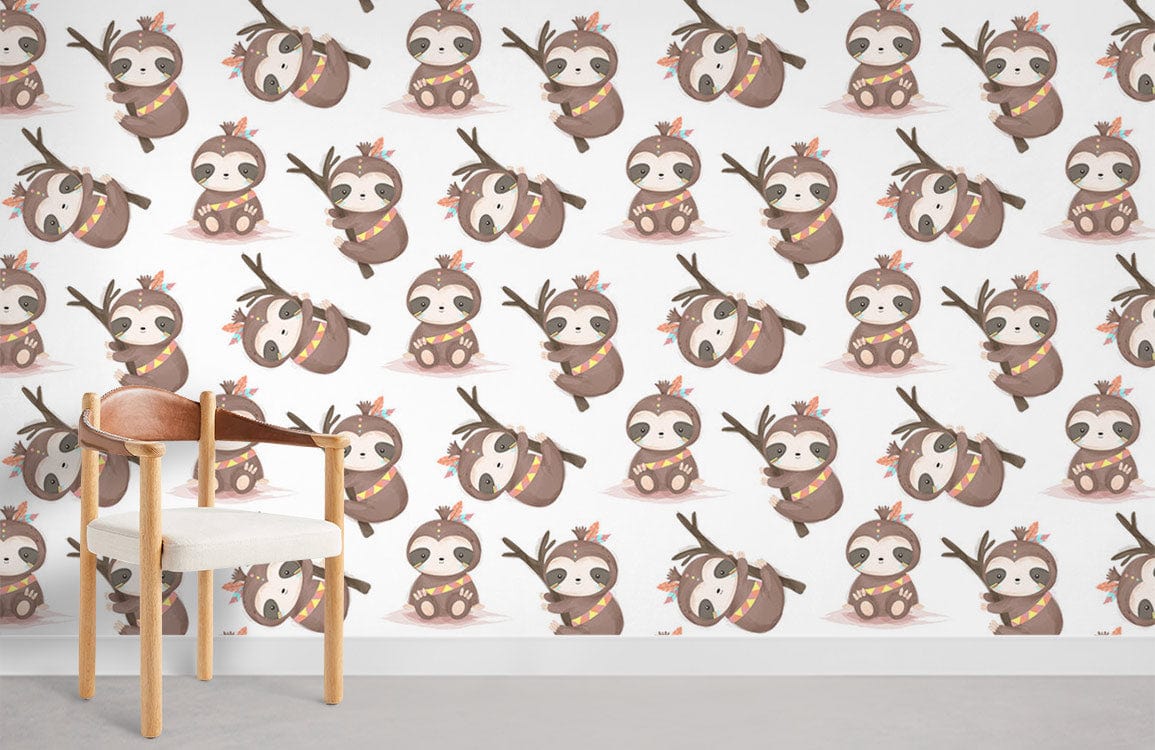 Chaise en bois blanc et marron avec coussin blanc, parfait pour le mural bébé paresseux