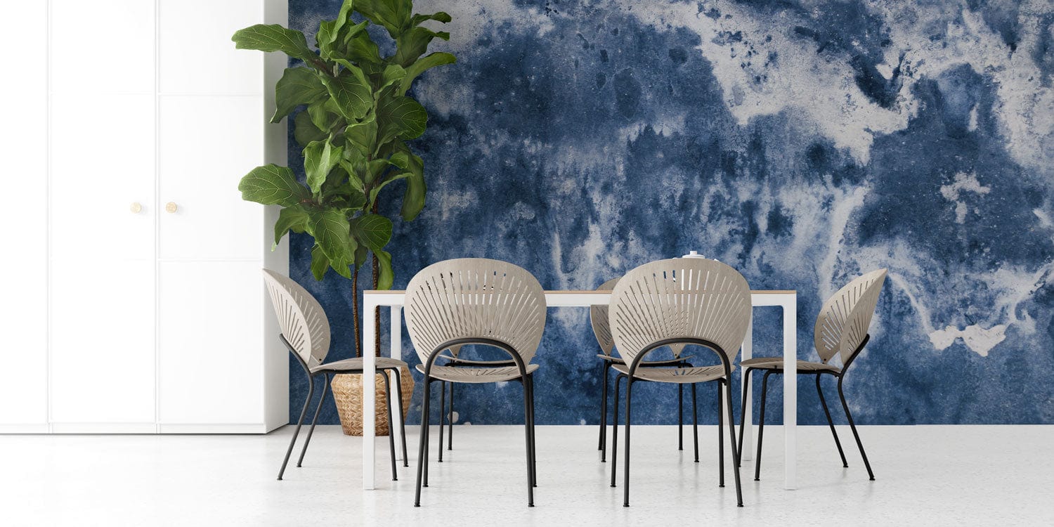 Salle à manger avec papier peint mural bleu foncé marbré et mobilier moderne