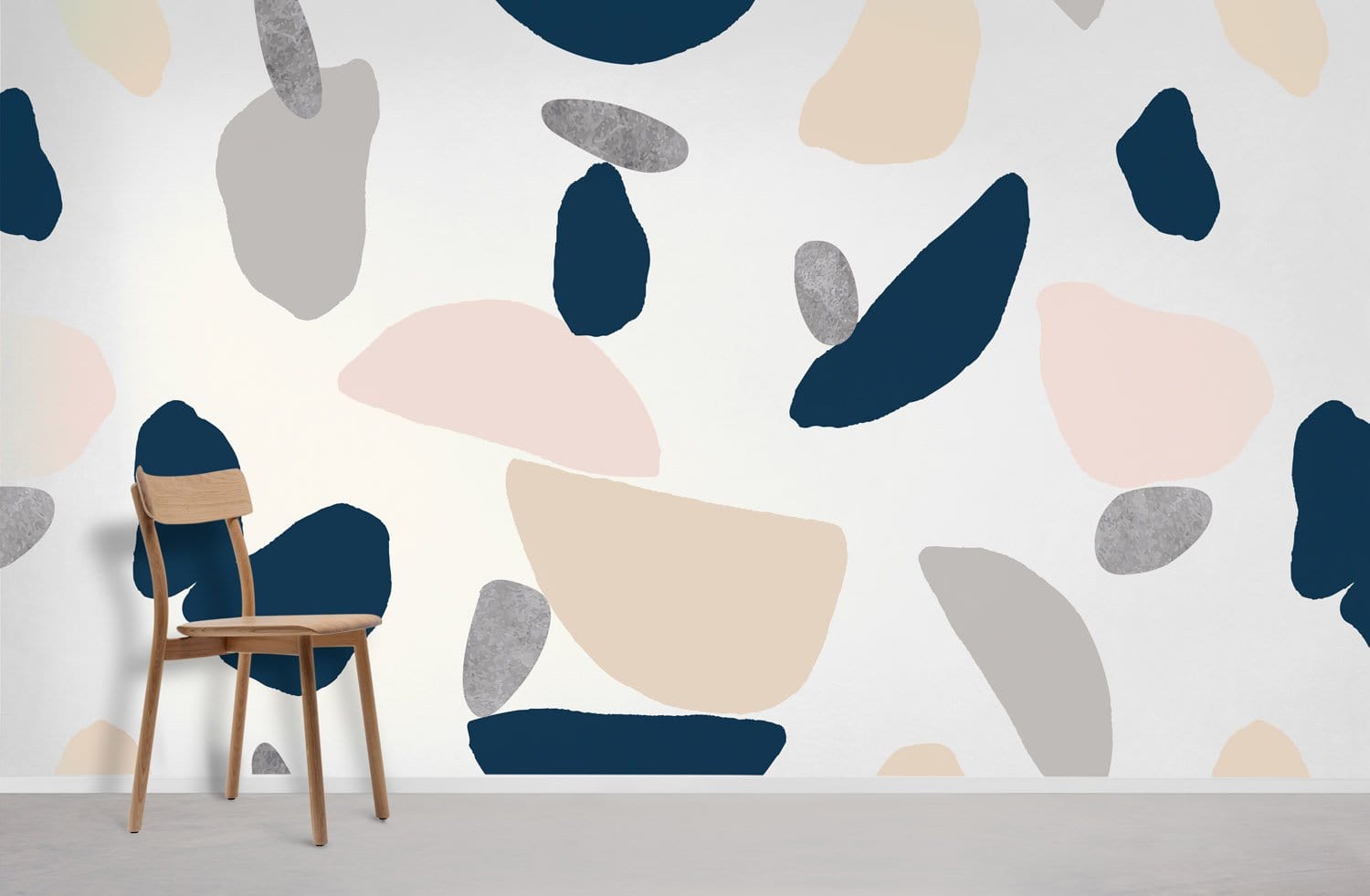 Chaise en bois avec dossier courbé sur papier peint mural mural bloc vache laitière