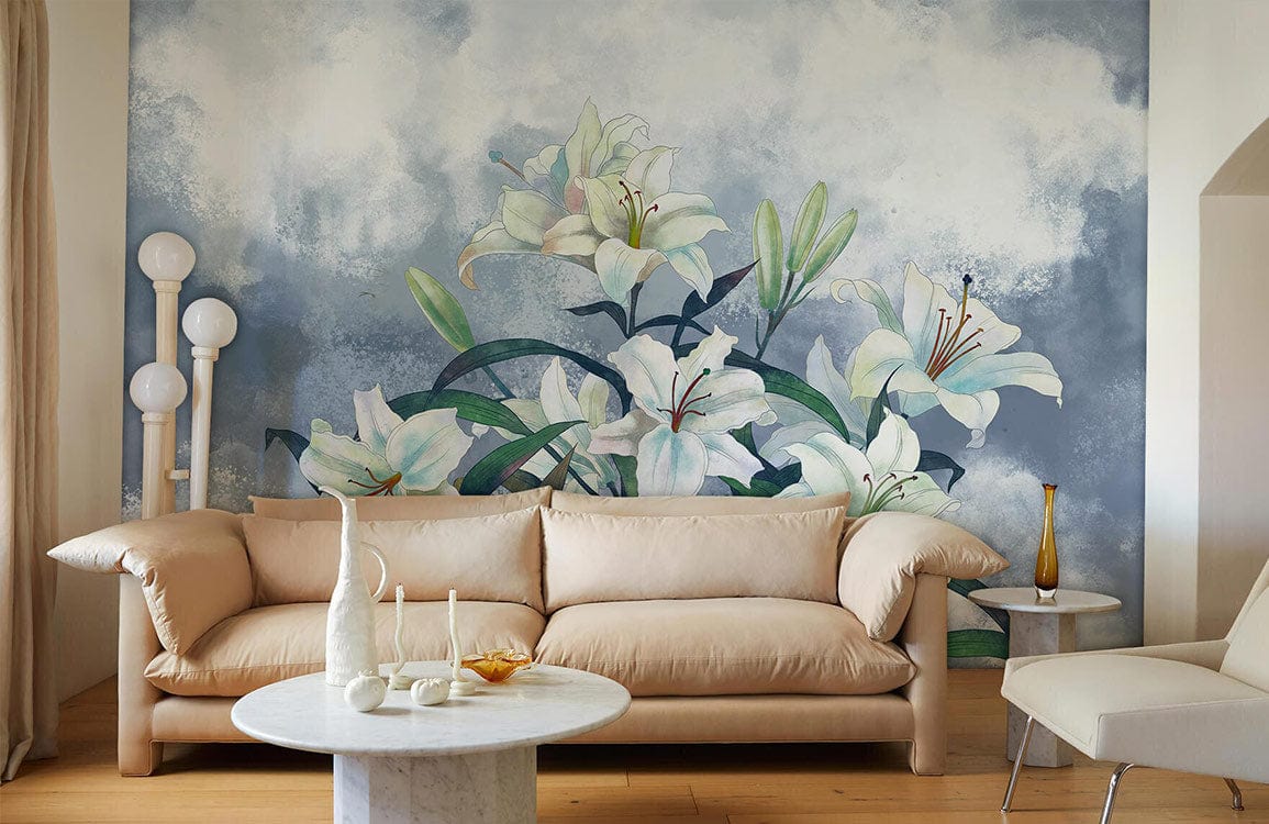 Sofa en tissu beige clair avec coussins, idéal pour un papier peint mural bouquet lys bleus