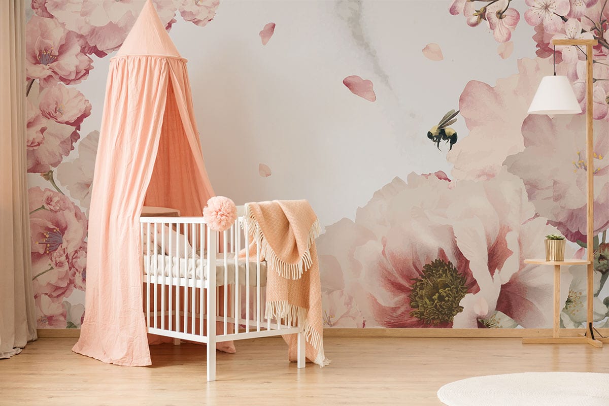 Crib blanc en bois avec canopy rose, papier peint panoramique Brise de Fleurs