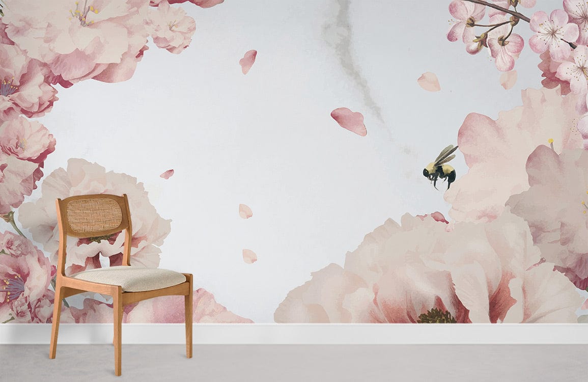 Chaise de salle à manger en bois clair et rotin avec coussin crème, idéal pour papier peint panoramique