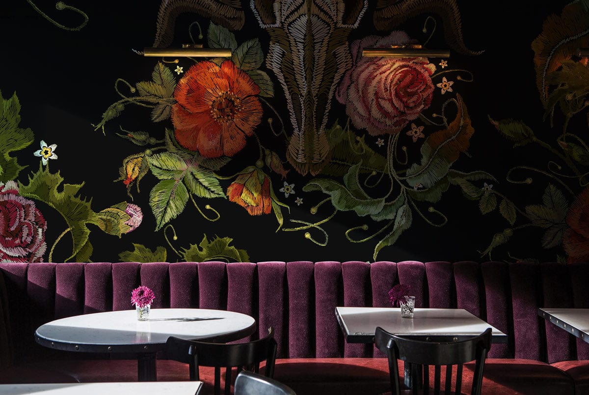 Papier peint mural brodé avec motif floral et animalier dans un restaurant élégant