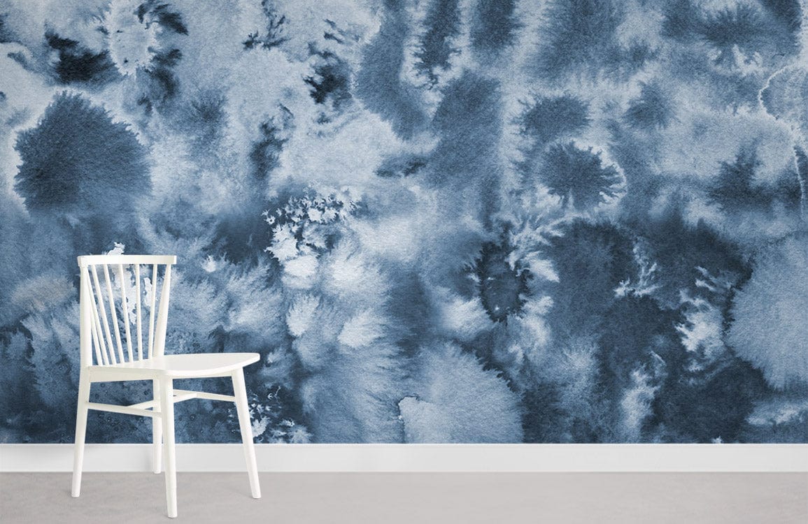 Chaise en bois blanc avec lamelles verticales, parfaite pour le papier peint mural Brouillard bleu