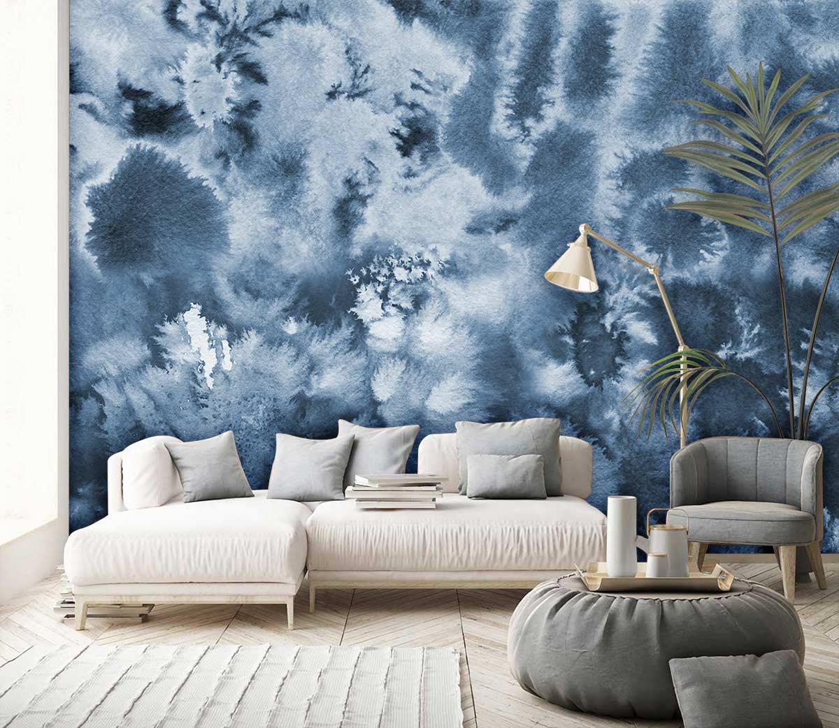 Papier peint mural Brouillard bleu dans un salon moderne avec mur à motif tie-dye bleu