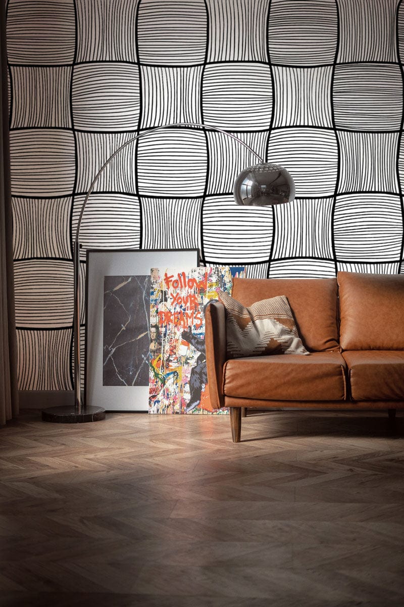 Canapé en cuir marron avec coussin décoratif sur le papier peint mural Carrés Éblouissants