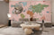 Papier peint mural carte dessinée rose dans un salon avec mur accent carte du monde rose