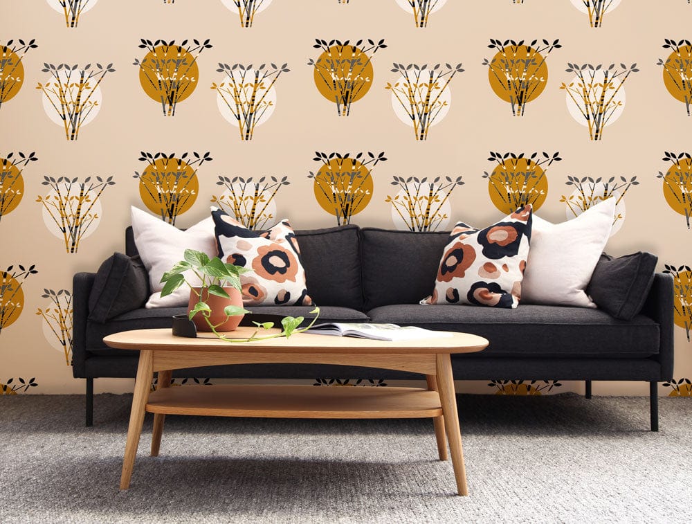 Canapé en tissu gris foncé avec coussins, idéal avec peinture murale cercles de feuilles de bambou