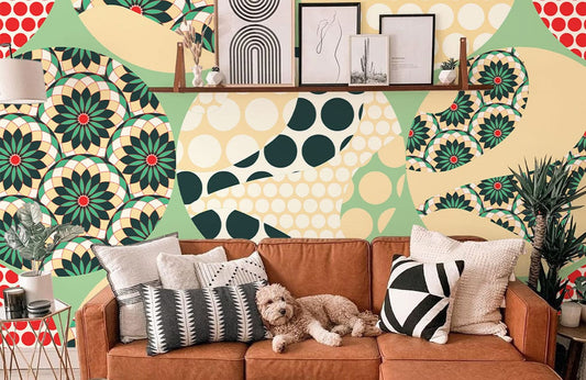 Sofa en cuir marron avec coussins décoratifs et chien, mural Cercles Kaléidoscope