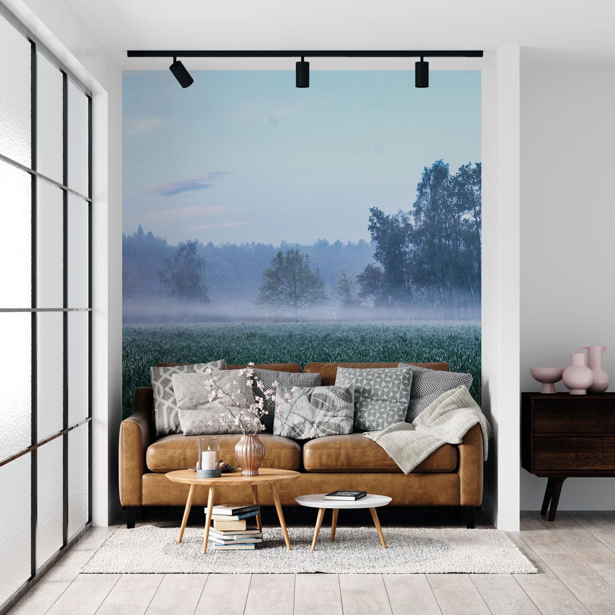 Sofa en cuir marron avec coussins et couverture, dans un décor mural champ vibrant