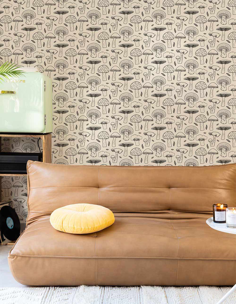 Canapé en cuir tan avec coussin rond jaune, idéal pour peinture murale champignons