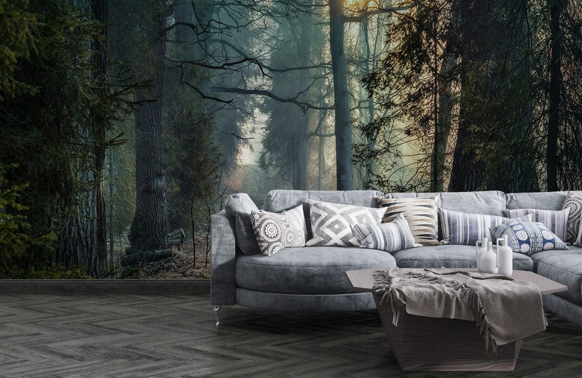 Papier peint mural forêt brumeuse derrière un canapé gris et ses coussins décoratifs