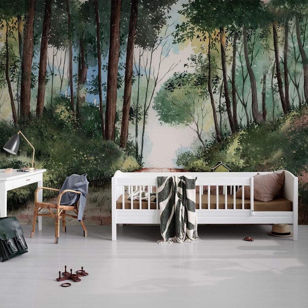 Lit enfant en bois blanc avec rail et matelas brun, idéal pour peinture murale forestière