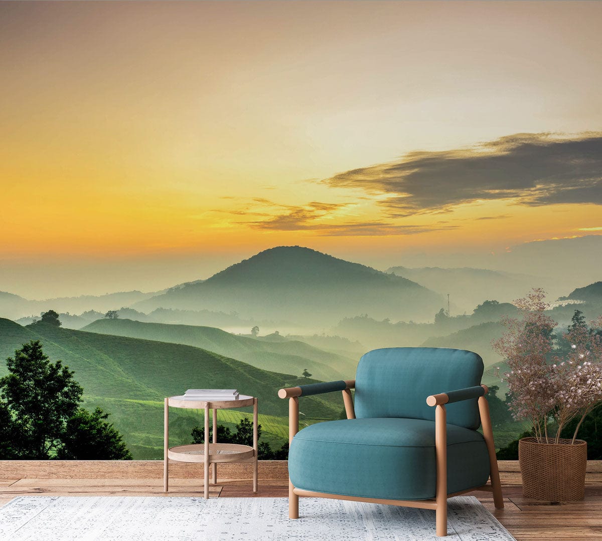 Chaise en tissu teal avec cadre en bois clair, parfait pour mural ciel jaune au-dessus des montagnes