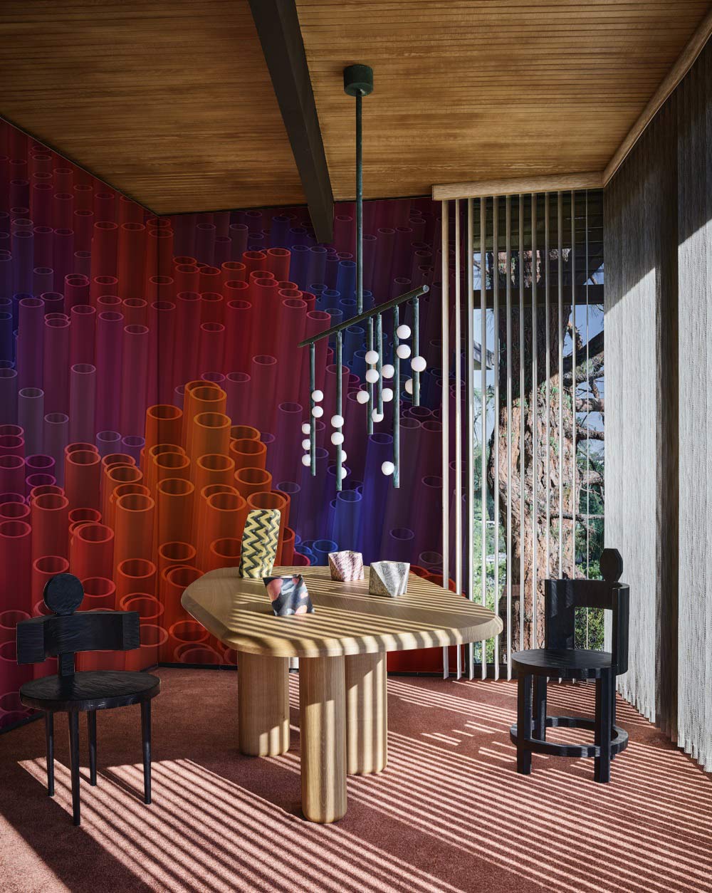 Papier peint mural circuits de vie dans une salle à manger moderne avec table en bois et chandelier
