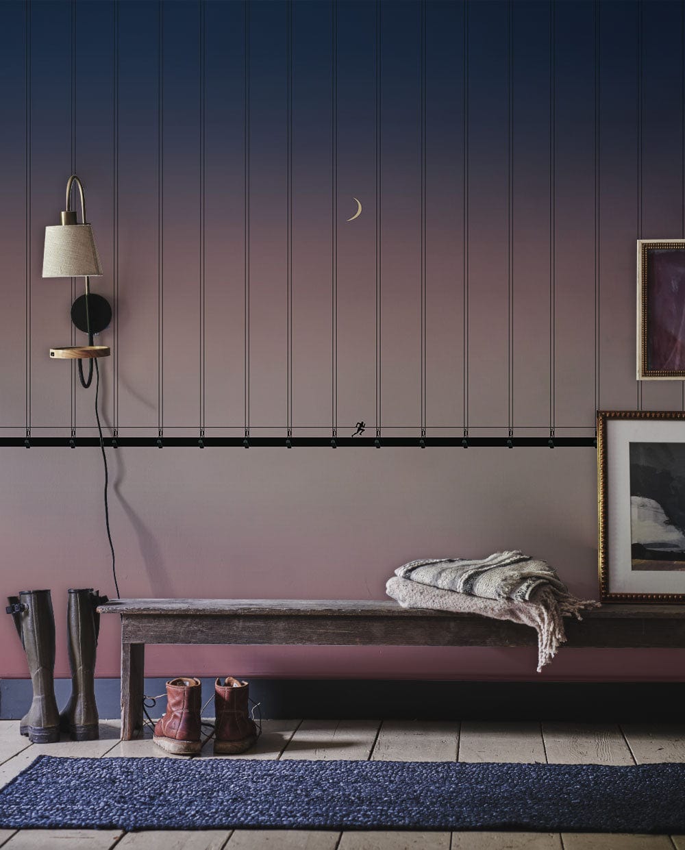 Photo d’une entrée intérieure avec un banc en bois, lampe murale et tapis, dans peinture murale courir