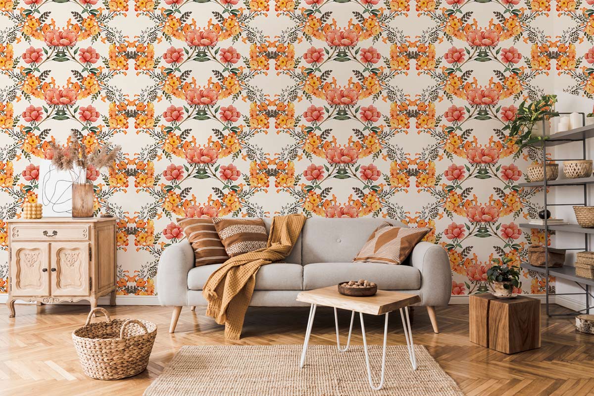 Sofa gris clair avec throw jaune et coussins décoratifs, mural couronne fleurs d’oranger