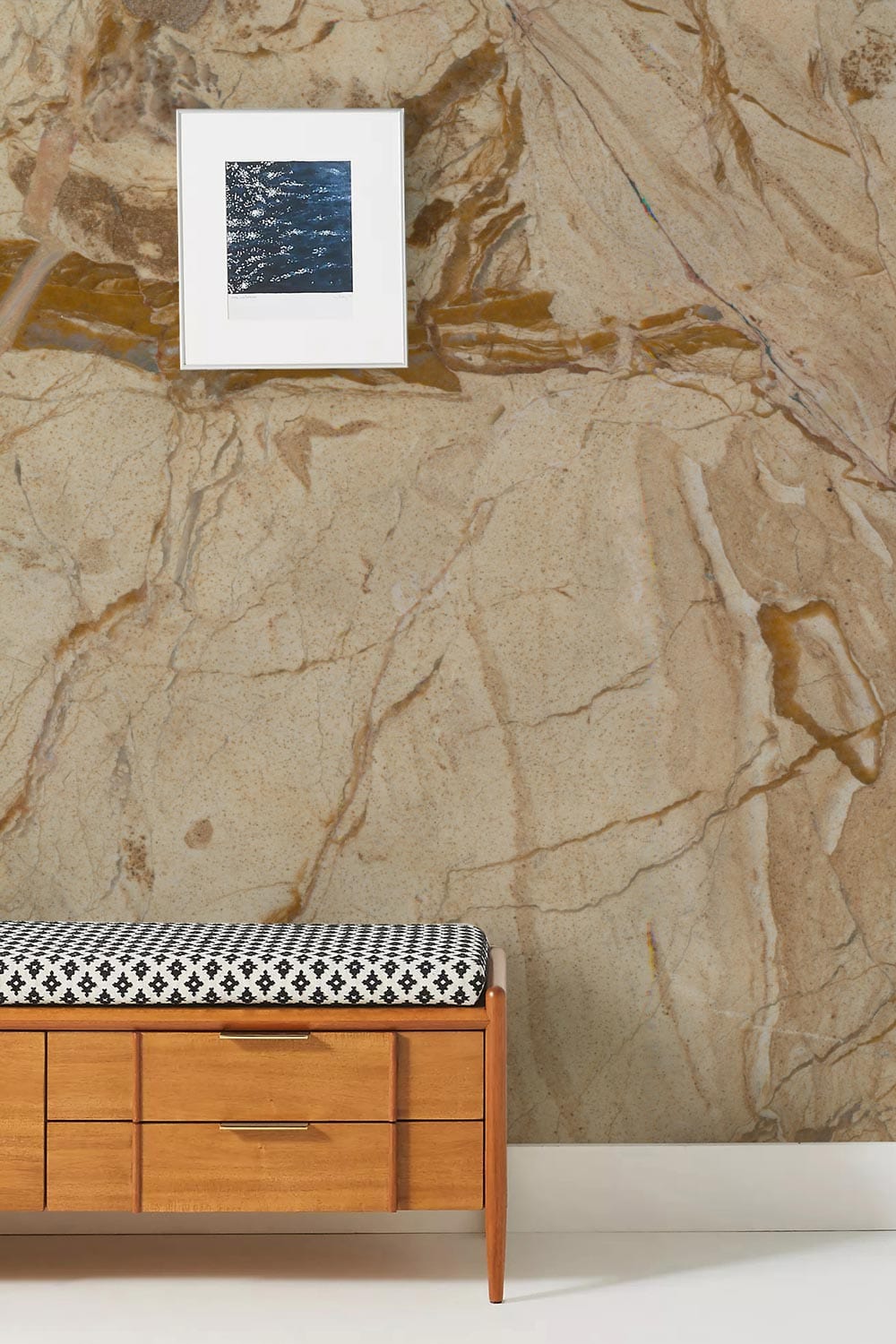 Banquette de rangement en bois avec coussin noir et blanc, mural cristal orange
