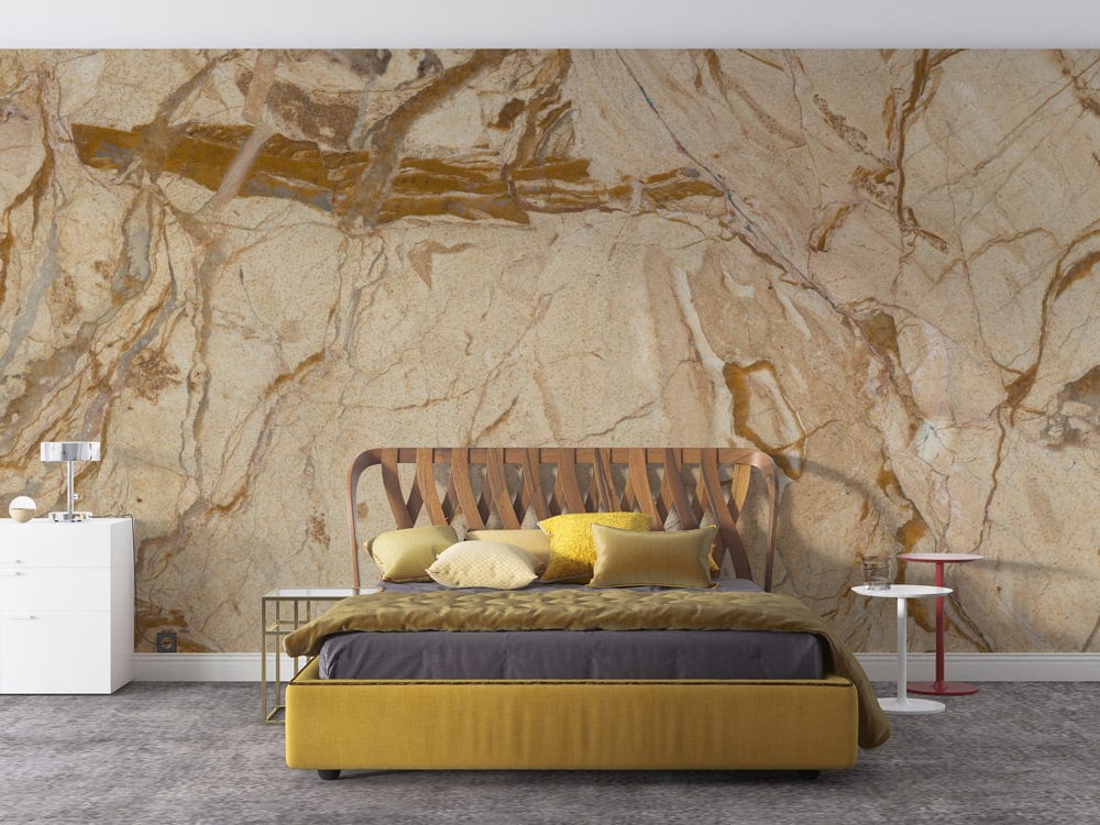 Lit avec cadre jaune et tête de lit en bois, avec coussins jaune et crème, dans le papier peint mural cristal orange