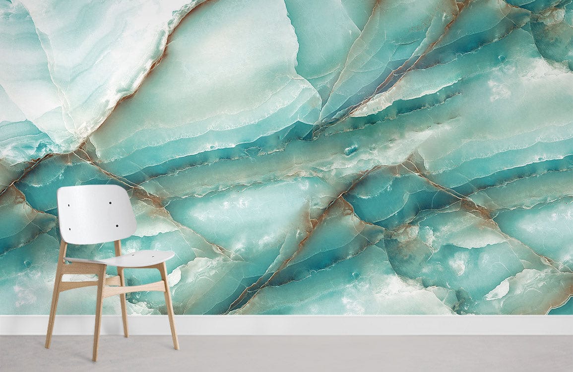 Chaise blanche moderne avec cadre en bois clair sur le papier peint mural cristal vert