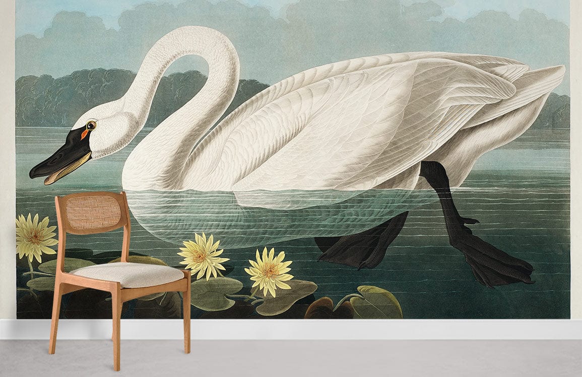 Chaise de salle à manger en bois avec un dossier en rotin tressé et une assise tapissée de couleur claire.