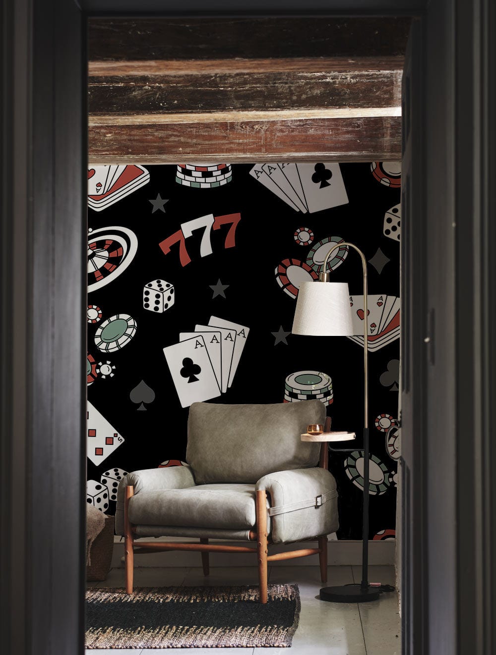 Armchair confortable gris clair avec bras en bois, idéal pour papier peint mural d’accessoires de poker