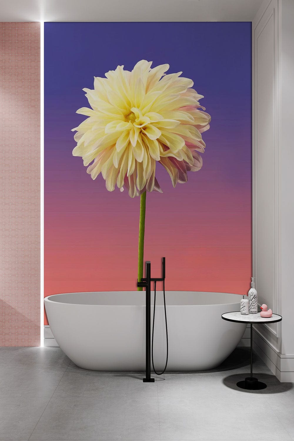 Baignoire autoportante blanche avec robinet noir mural Dahlia Solitaire, papier peint mural