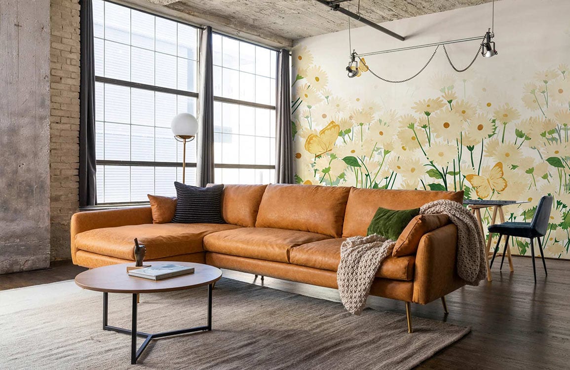 Canapé sectionnel en cuir tan avec pieds en métal, idéal pour le papier peint mural Daisy