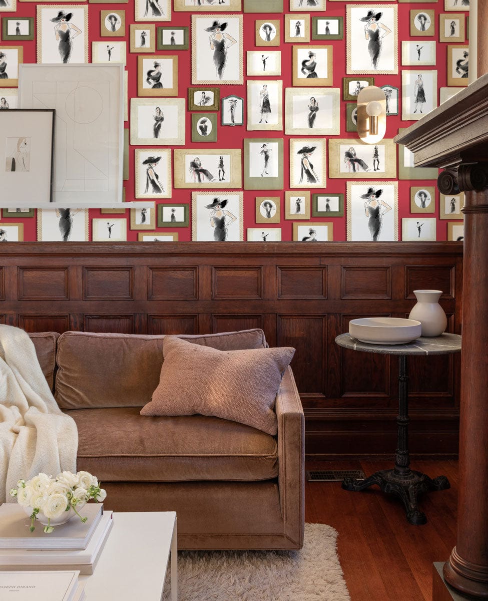 Sofa en velours marron avec coussin rose, dans le style mural Dame Moderne