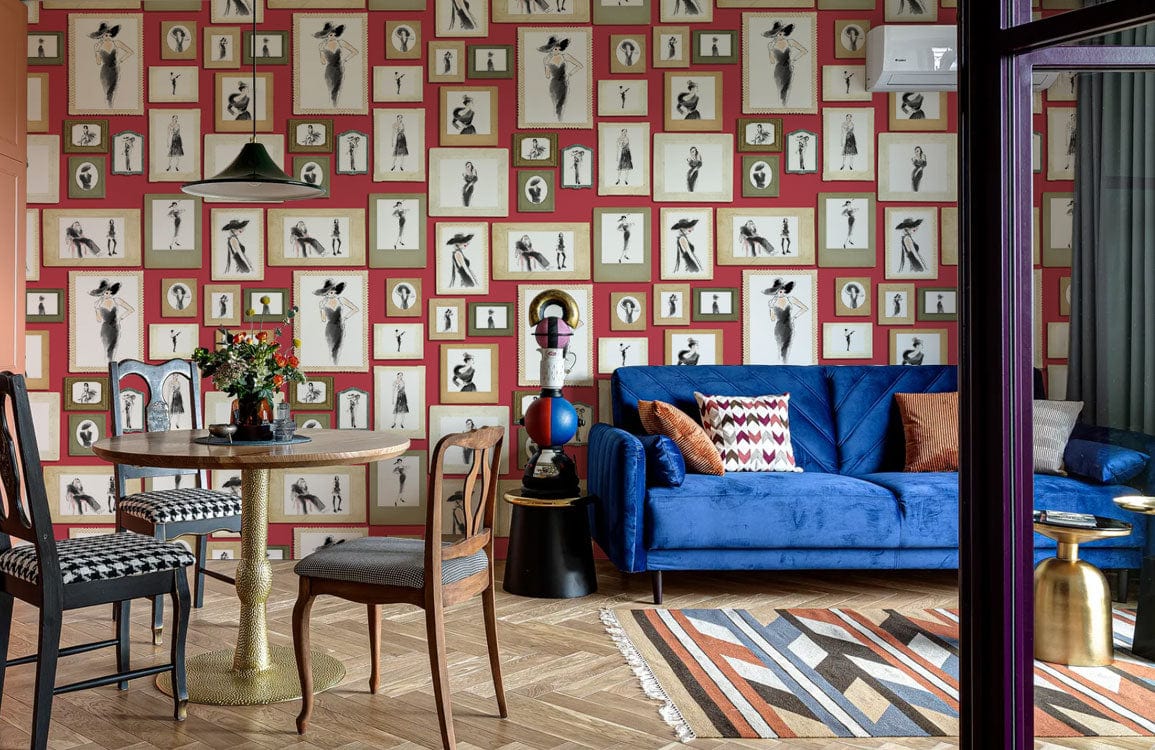 Décor mural dame moderne avec papier peint mural rouge et canapé bleu plush