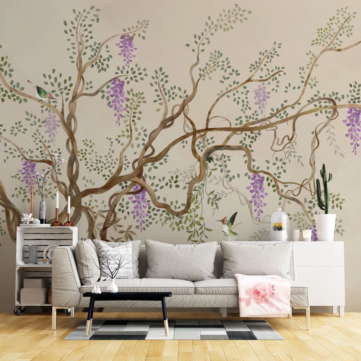Salon avec grand canapé et papier peint mural d’arbre glycine vintage