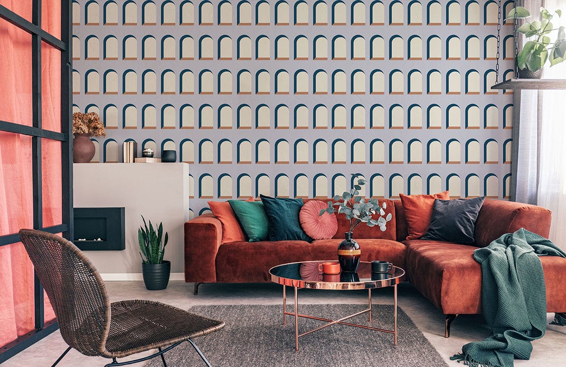 Sofa sectionnel en velours couleur rouille avec coussins, dans le papier peint mural d’arche nordique