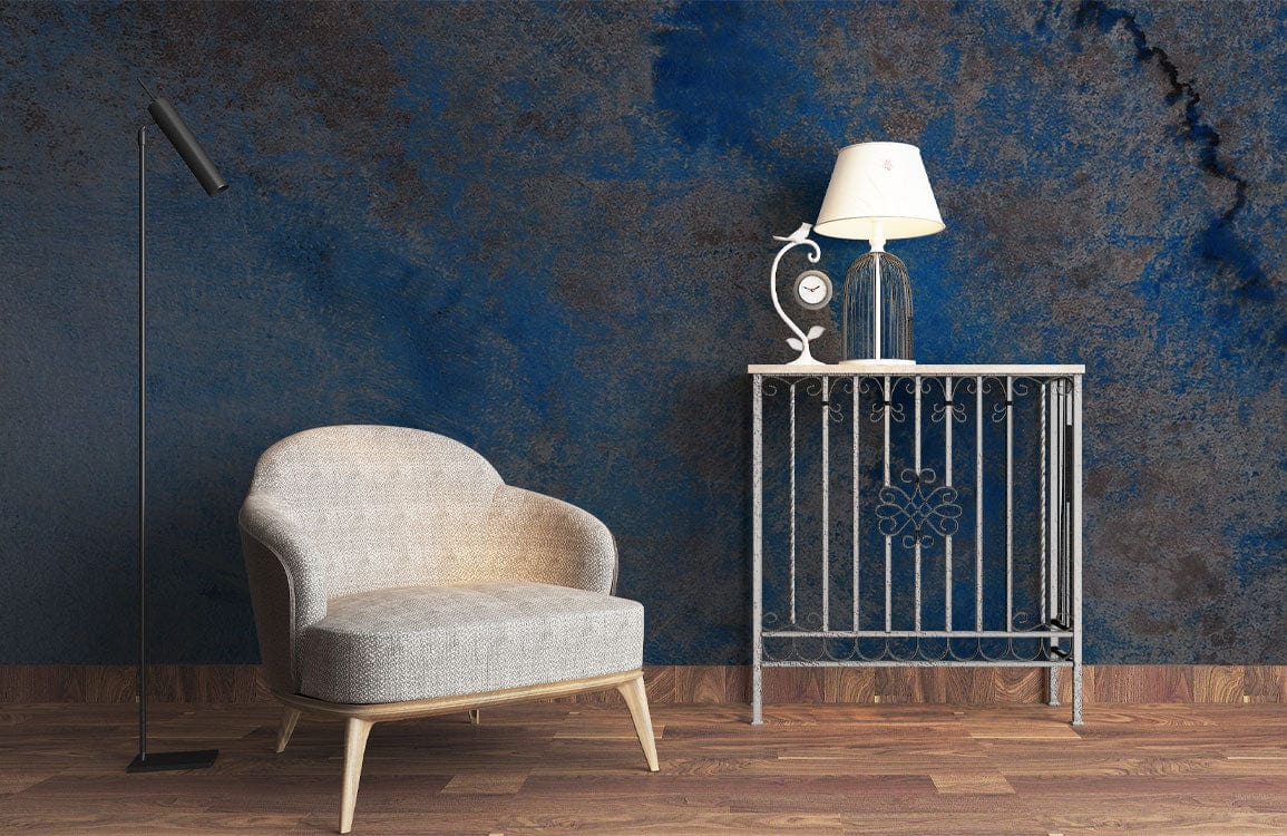 Chaise rembourrée cosy avec jambes en bois clair, parfait pour un papier peint mural d’art maritime