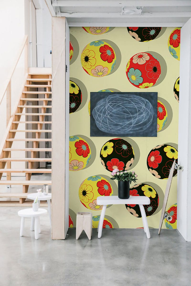 Papier peint mural coloré avec motifs floraux jaunes et noirs pour décoration intérieure