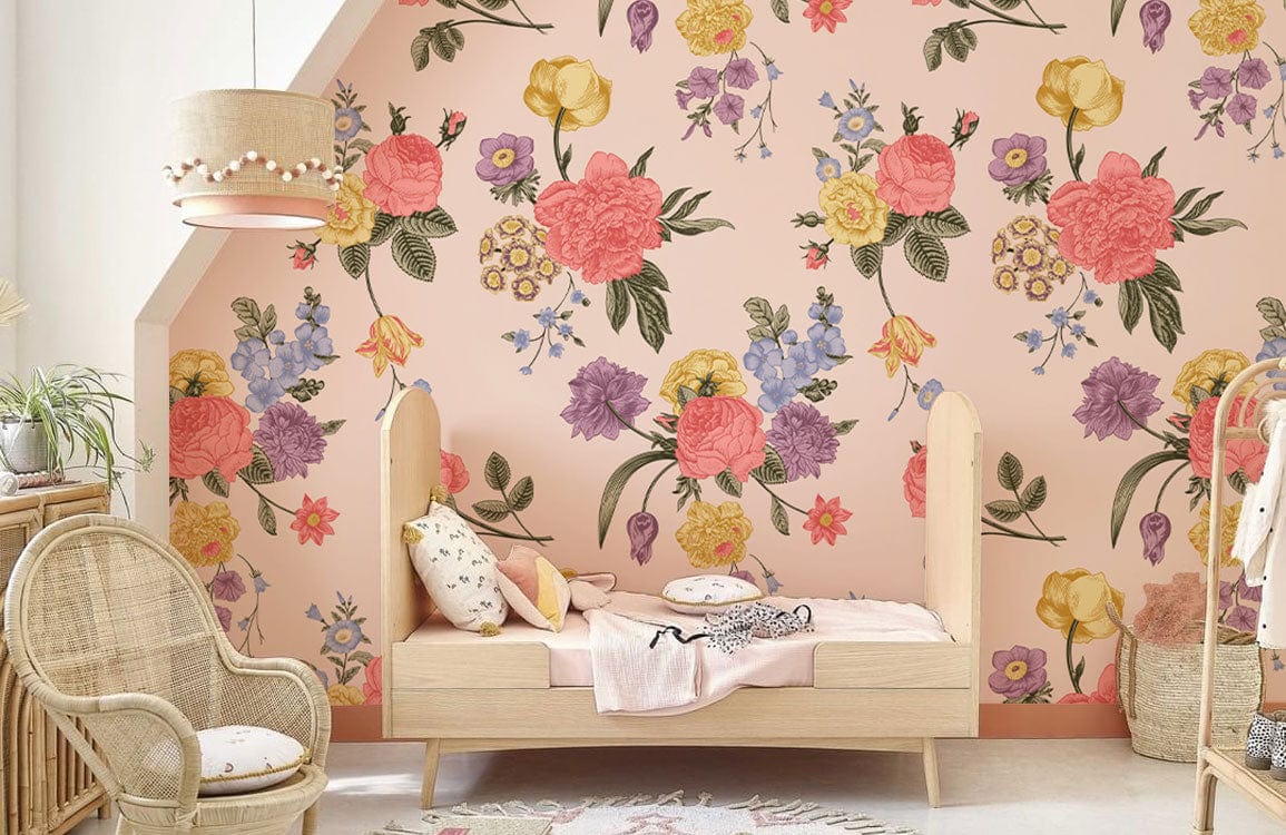 Papier peint mural floral et coloré dans une chambre d’enfant avec lit en bois clair