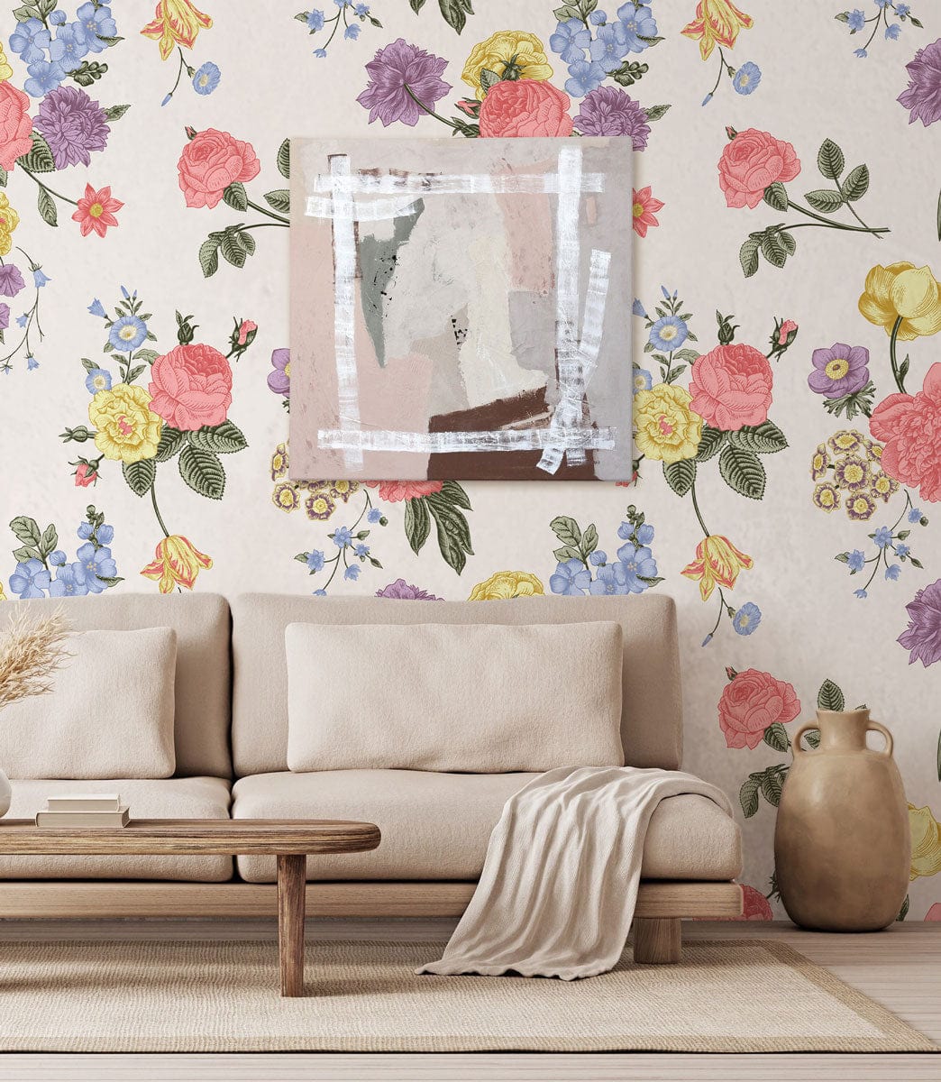 Papier peint mural floral avec peinture abstraite et sofa neutre pour décoration intérieure