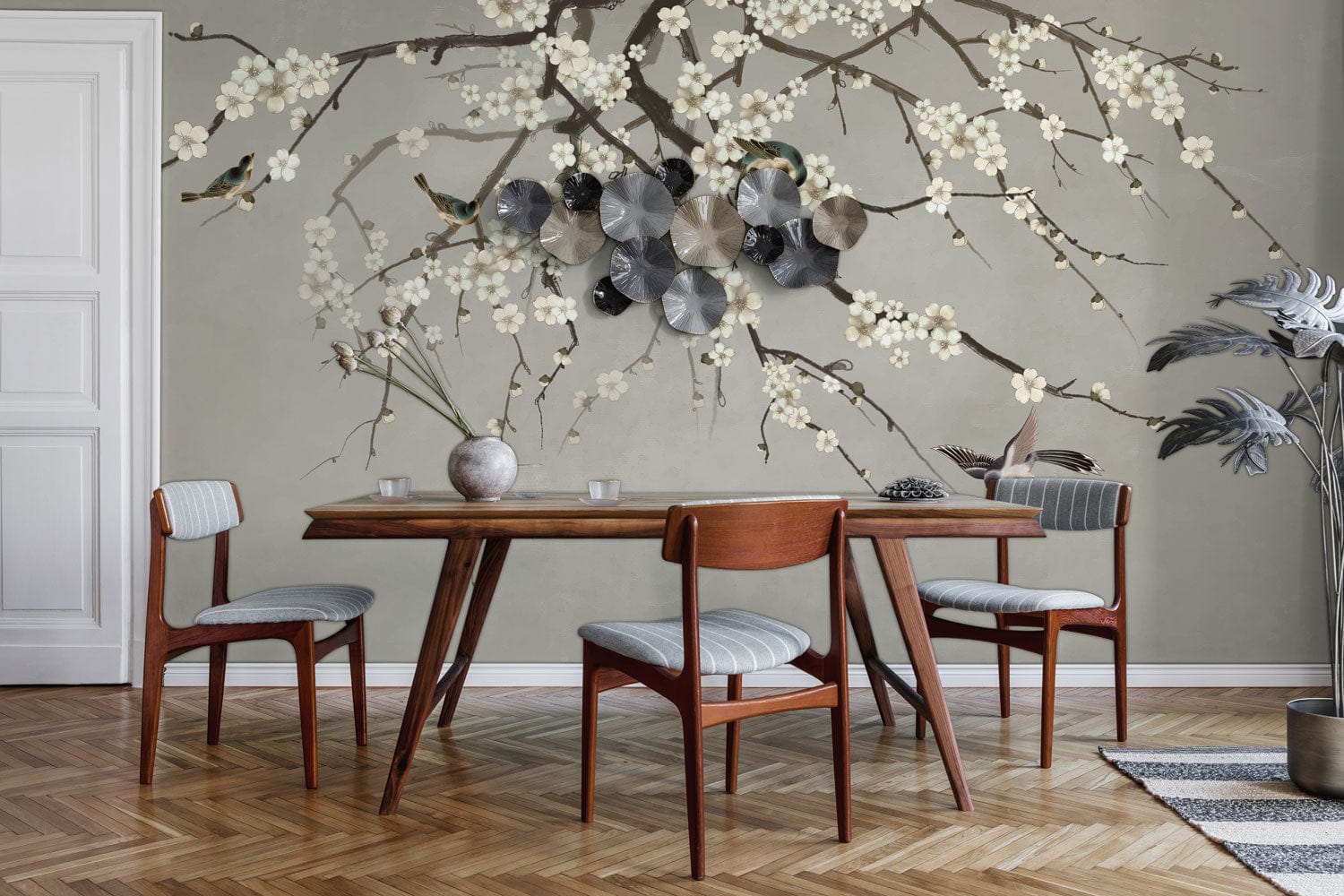 Image d’un mobilier en bois devant un papier peint mural de branches à l’encre de Chine