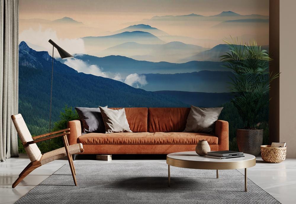Sofa moderne avec coussins, idéal pour un papier peint panoramique montagne