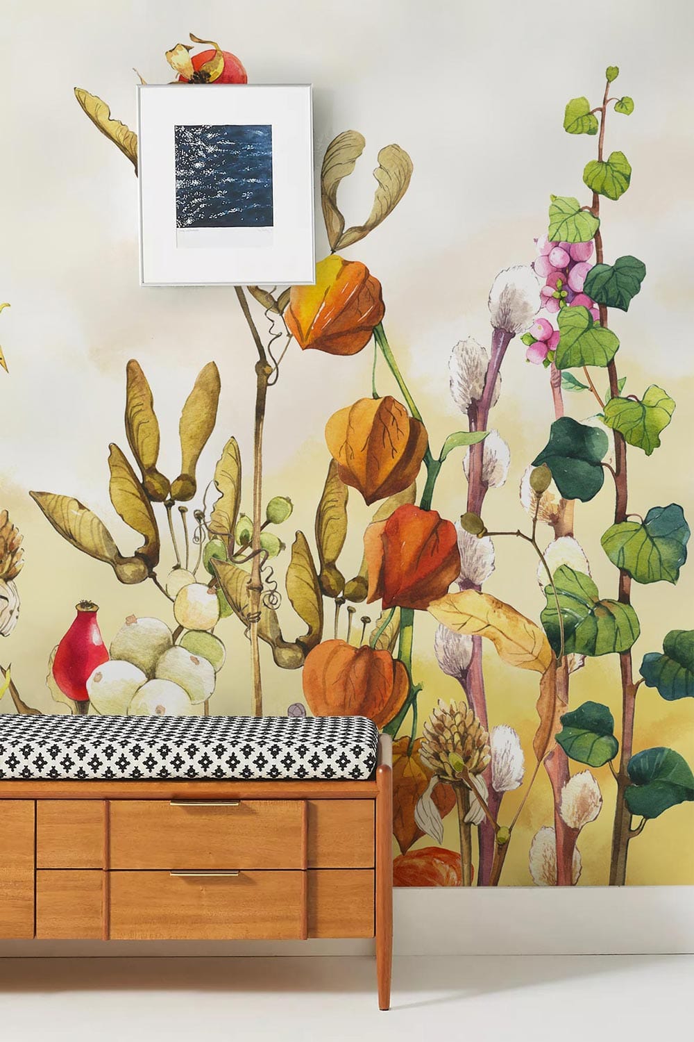 Bench en bois avec coussin géométrique et tiroirs, idéal pour papier peint mural