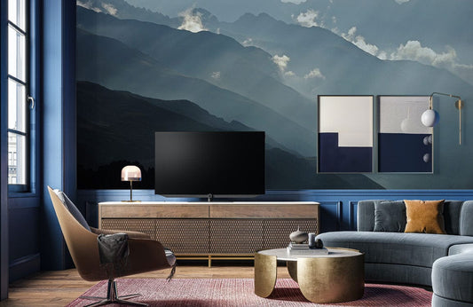 Papier peint mural de chaîne de montagnes dans un salon moderne avec mobilier contemporain