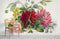 Papier peint mural floral coloré avec fleurs rouges, roses et jaunes et feuillage vert