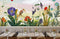 Papier peint mural floral vibrant dans un restaurant avec tables dressées, décoration moderne
