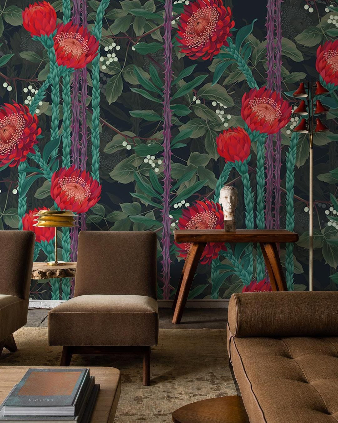Papier peint mural floral sombre avec grandes fleurs rouges et feuillage vert