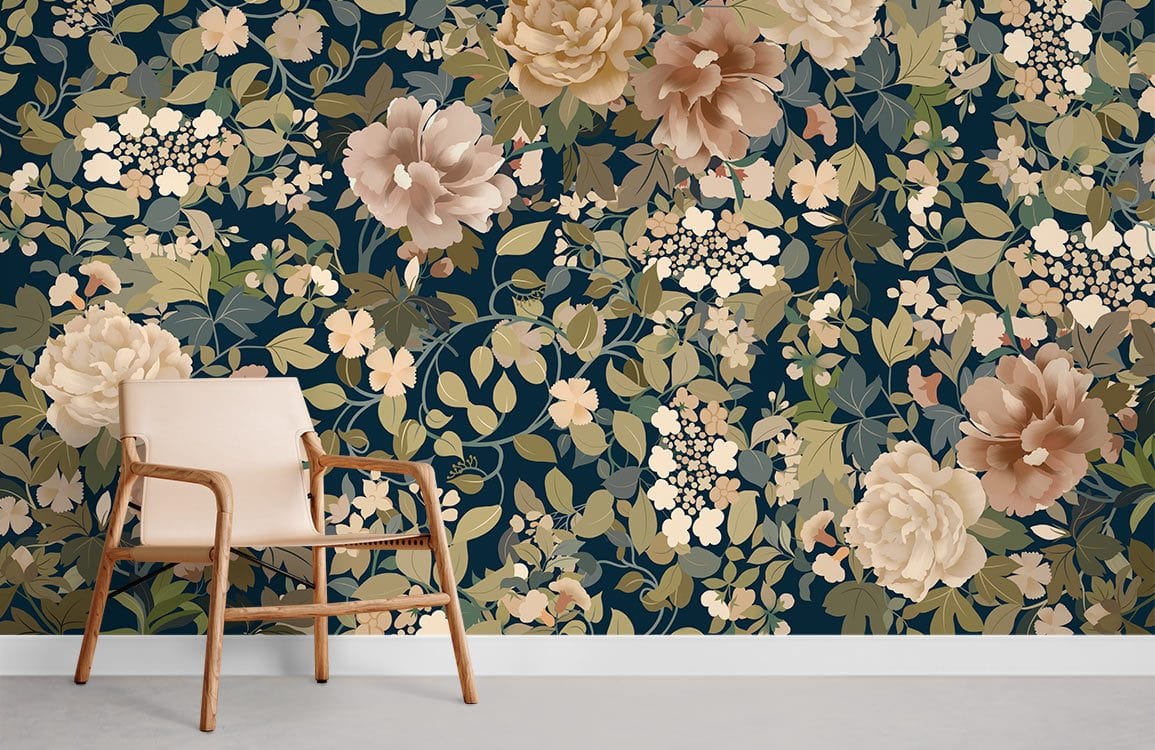 Papier peint mural floral foncé avec chaise en bois clair, décoration intérieure élégante