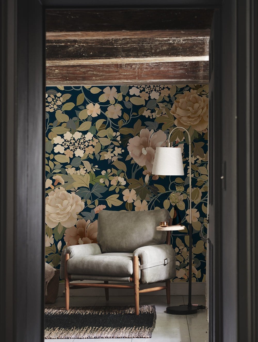 Fauteuil confortable avec cadre en bois et revêtement gris clair, idéal pour un papier peint mural floral