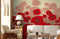 Papier peint mural moderne avec motif de pavots rouges dans un salon contemporain